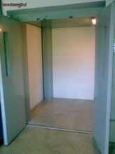 Tovorno dvigalo s posebno izvedbo kabine odprto s treh strani v isti etazi, kjer je mozen dostop 