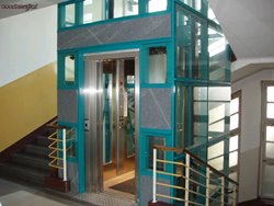 Panoramsko dvigalo znotraj stopnisca s centralnim cilindrom