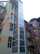 Panoramsko dvigalo zunanje za vecstanovanjski objekt s lastno nosilno konstrukcijo
